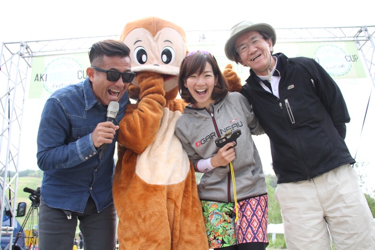 会場を盛り上げてくれたメンバー。MCアリーさん、お猿さん(?)、平野由香里さん、二宮明アキコーポレーション代表