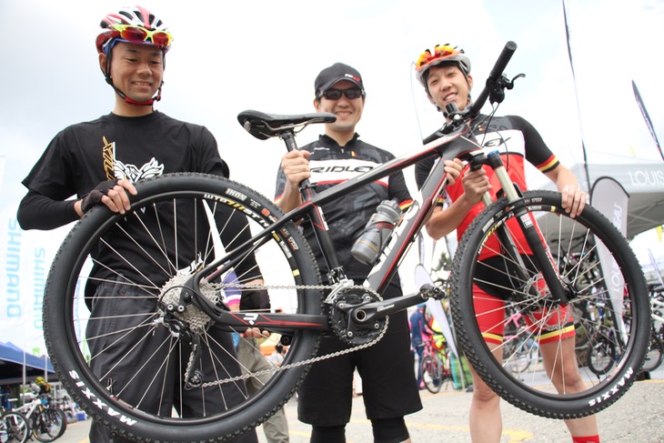 ジェイピースポーツの面々を会場で発見!「国内未発売のリドレーMTBを試してるんですよ」