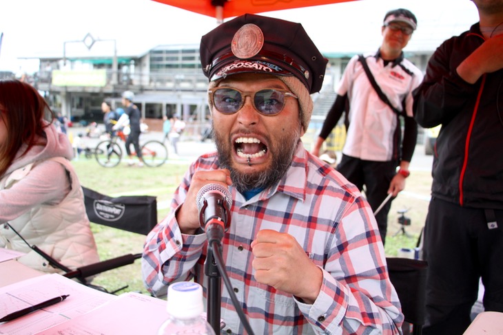 軽快なトークで盛り上げた「ワダポリス」さん!MTBイベントには欠かせない存在の一人