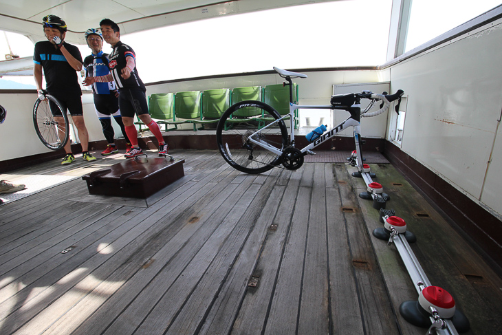 中型船のデッキ内には自転車を積み込めるキャリアが設置された