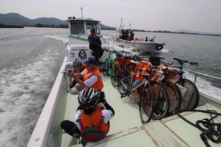 毛布などをあてて傷つかないようにバイクを積んだ例