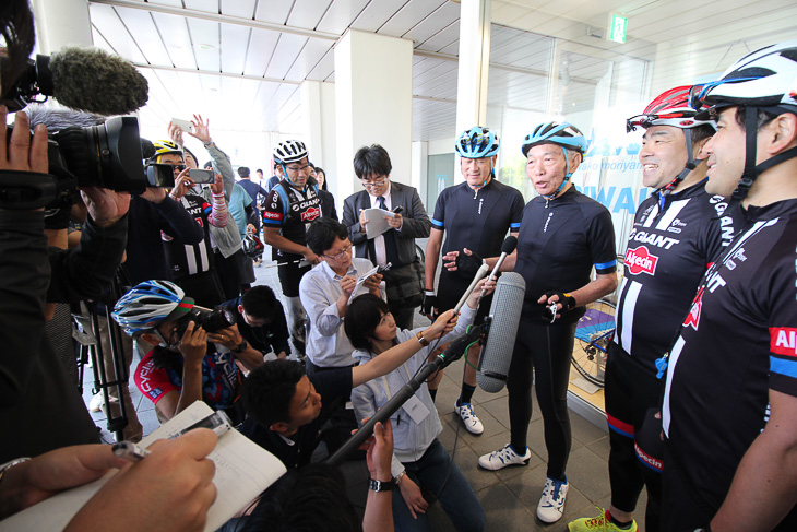 リュー会長らジャイアント経営陣の来日は関西のメディアの注目を大きく集めた