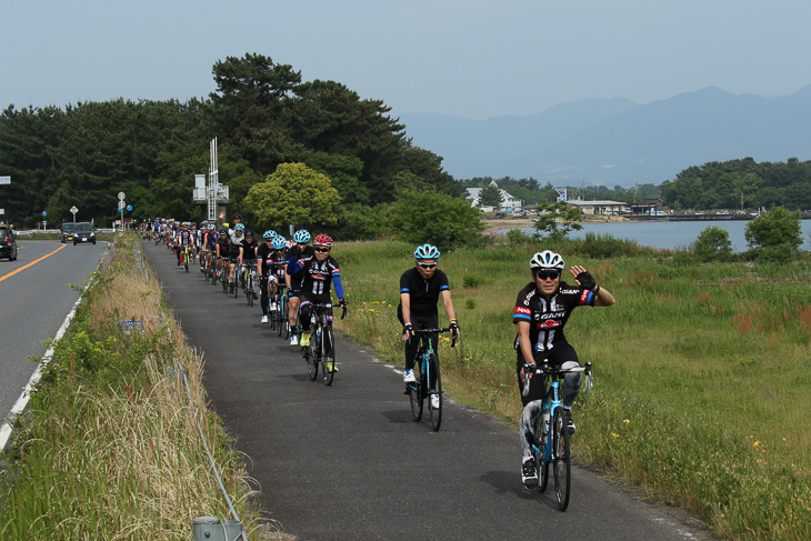 琵琶湖畔のサイクリングロードを走る