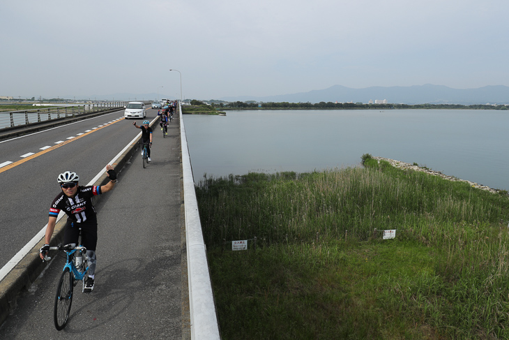 琵琶湖を横目に自転車道を走る