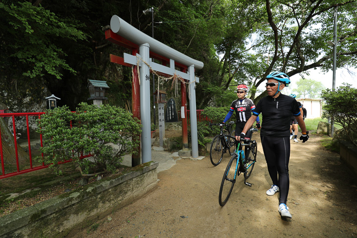 湖畔の神社を訪問。こんな遊歩道のような区間も楽しめる