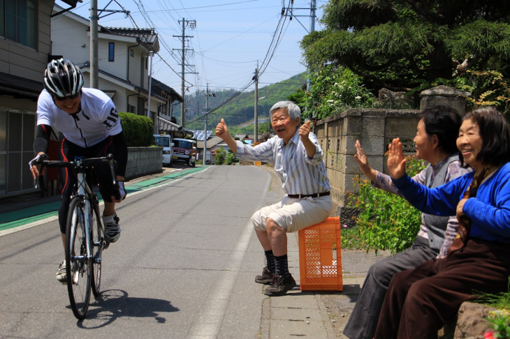 住宅街のお爺さんやお婆さんたちが応援してくれる