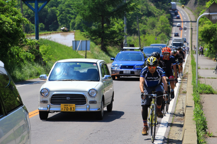 幹線道路を通る一幕も。ここもアップダウンなのがグランフォンド軽井沢らしい