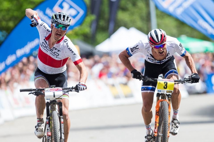 ゴールスプリントでニノ・シューター(スイス、スコット・ODLO)がジュリアン・アブサロン(フランス、BMC)を下す