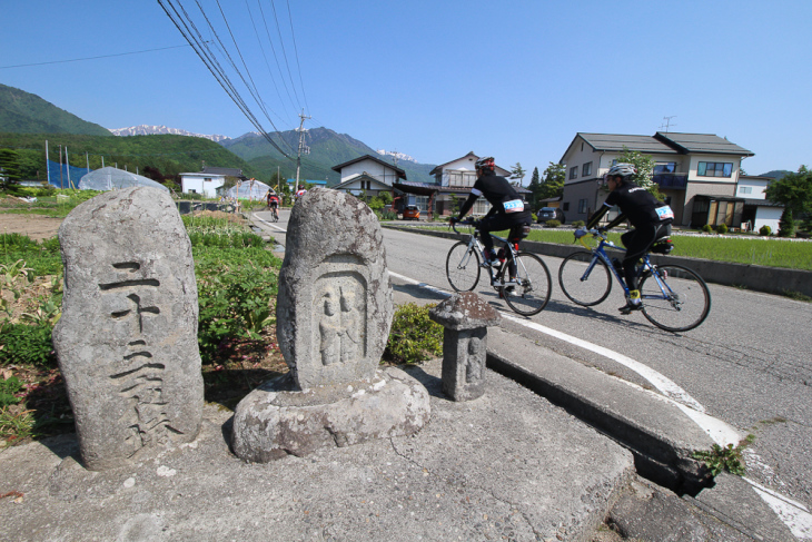 ルートの至るところでお地蔵様が参加者を見守る