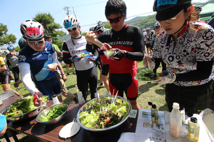 地元産レタスのサラダも好評