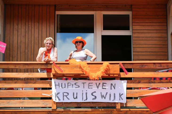 ベランダにオランダカラーを施してステフェン・クルイスウィクを応援