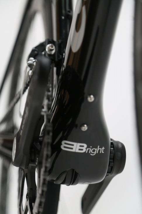 BBrightに対応するハンガー部　Di2に対応するねじ穴が用意されている