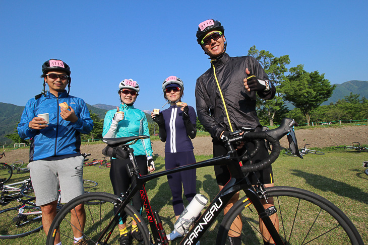 ロードイベントは初出場というダウンヒラーの永田隼也選手とオークリー自転車部のみなさん