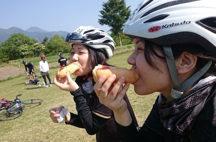 フランスパンにたっぷりとジャムを挟んでパクリ！消化の早いフランスパンは理にかなった補給食。