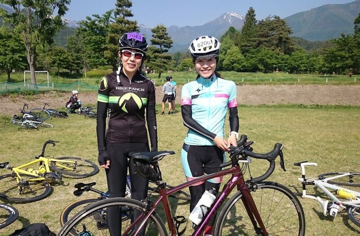 あづみの公園 穂高エイドでは80kmチームも合流して常念岳を目の前に休憩タイム 左は凛とした雰囲気が素敵な菅沼さん