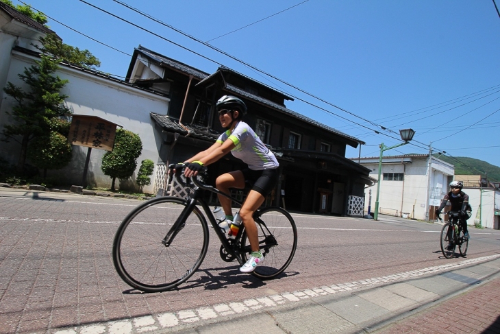 大町市街は蔵作りの建物が多くみられました。変わる景色もロングライドの楽しみの一つですね。