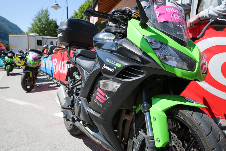 審判や先導バイクはカワサキ・ニンジャ1000(欧州名:Z1000SX)