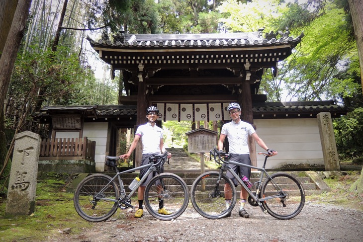 1kmほどのシングルトラック登りの先、松尾寺へと到着。外門で記念撮影をしてみた