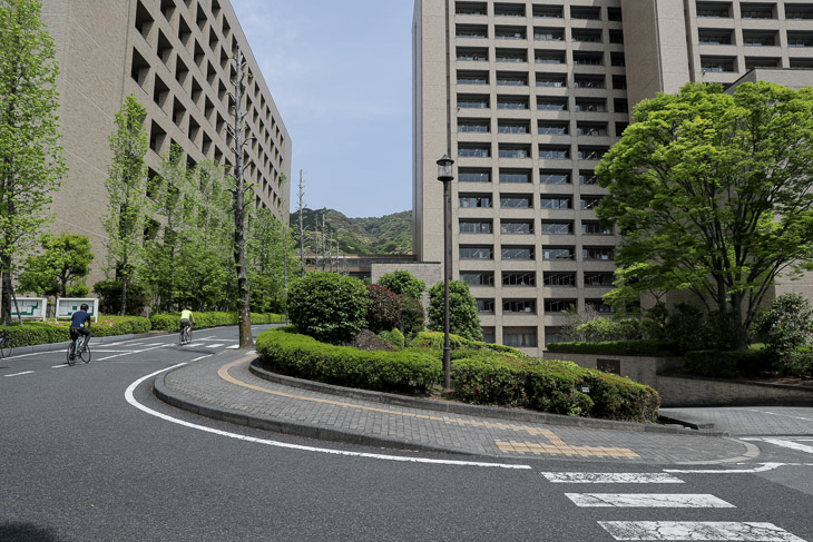 TT　地下駐車場出口からは上りが続く