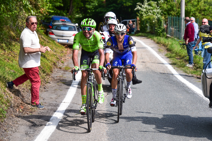 2級山岳プラマルティーノを登るジャンルーカ・ブランビッラ(イタリア、エティックス・クイックステップ)とモレーノ・モゼール(イタリア、キャノンデール)