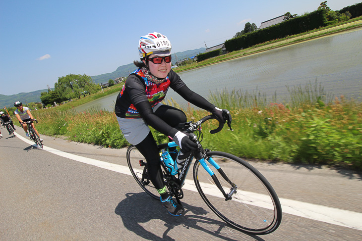 カラフルウェアに身を包んだ澤田さんは終始笑顔で気持ち良さそうに走ります