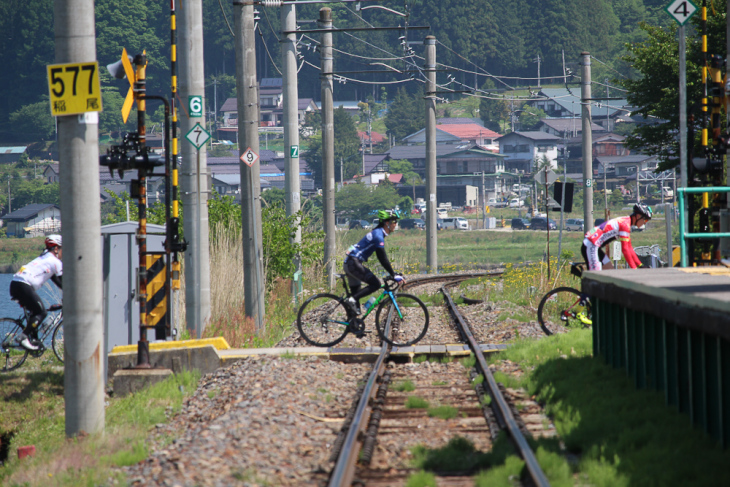 JR大糸線の線路を越えていく