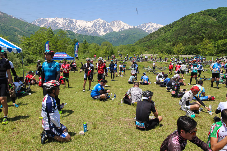 何より白馬の山々が織りなすダイナミックな眺望をスパイスが、白馬エイドの何よりの補給だ