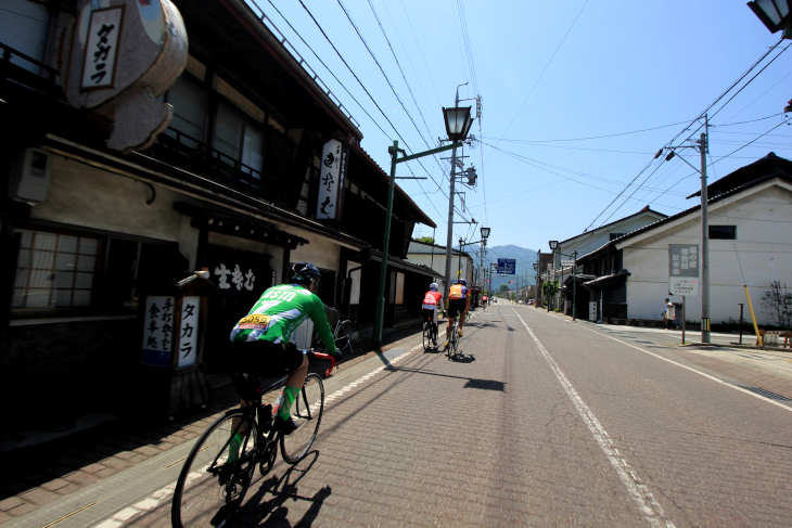 かつては宿場町として栄えた信濃大町の市街地を駆け抜ける