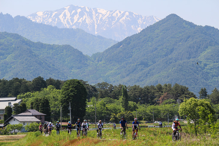 フィニッシュが近くなってもなお、参加者の目を楽しませてくれる白馬の山々