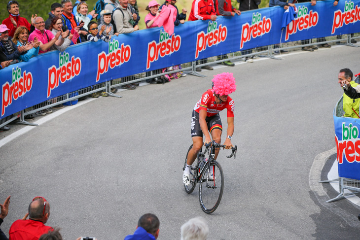 観客から奪ったピンクのアフロを被って走るアダム・ハンセン（オーストラリア、ロット・ソウダル）