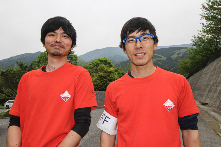 南アルプスマウンテンバイク愛好会の佐藤達哉さん（左）と弭間亮さん（右）