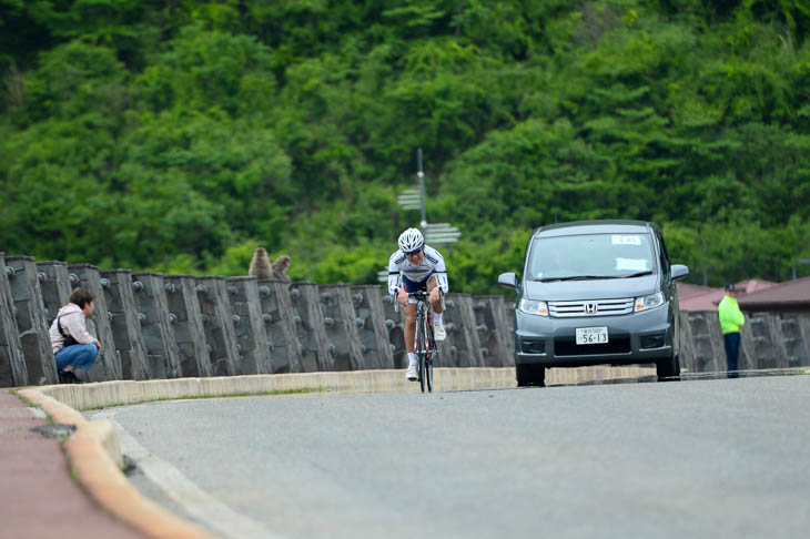 個人タイムトライアルは、1人に1台チームカーが付けられる