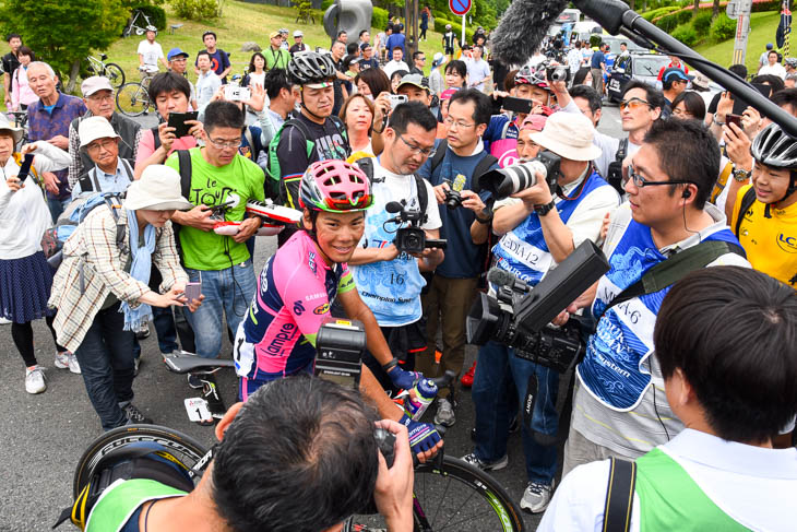 新城幸也（ランプレメリダ）の回りには報道陣とファンが集まる