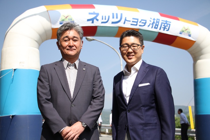 ネッツトヨタ湘南の加藤社長（左）と神奈川県議会の小澤議員（右）も来場