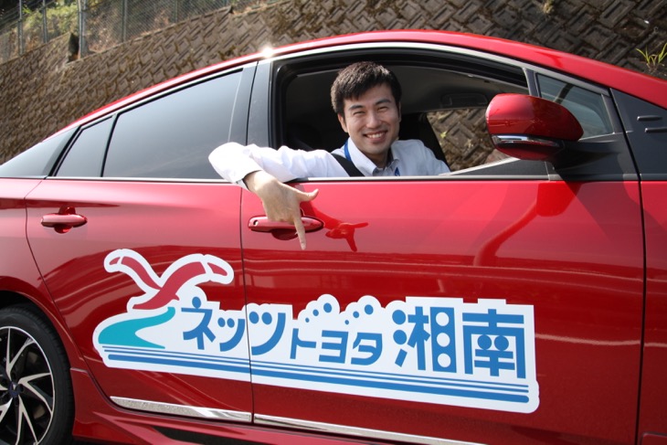 「ネッツトヨタ湘南の提供でお送りしています」先導車はモデリスタ仕様の新型プリウス