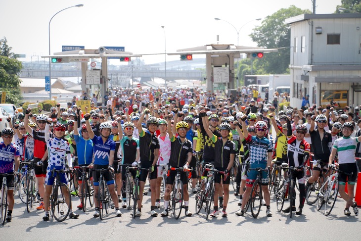 700名以上の参加者がターンパイク麓の料金所に集結。この道路を自転車で走る、年に一度しか無い機会となった