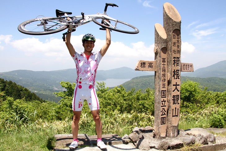 「ターンパイク登ったぞー!」芦ノ湖と富士山を背景にパチリ