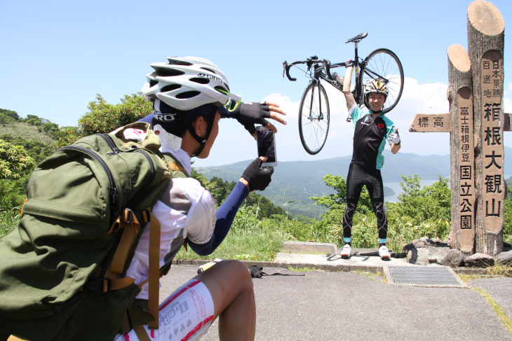 ゴール後は大観山の立て看板とともに記念撮影するのが恒例だ