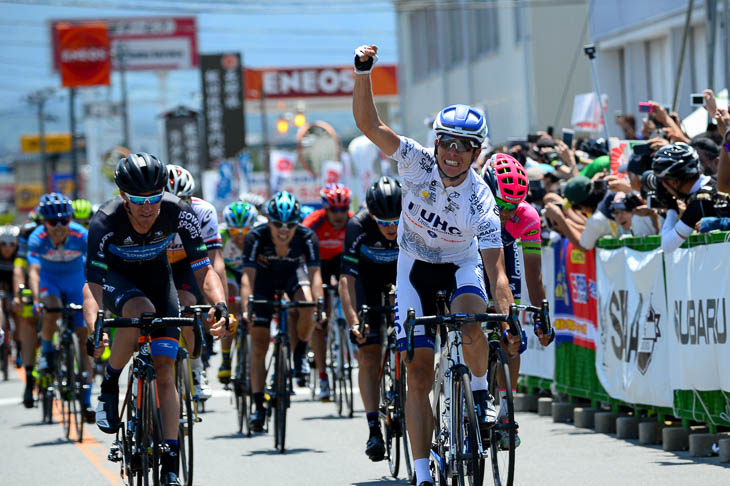 新人賞ジャージのダニエルアレクサンデル・ハラミリョ(ユナイテッドヘルスケア)が優勝