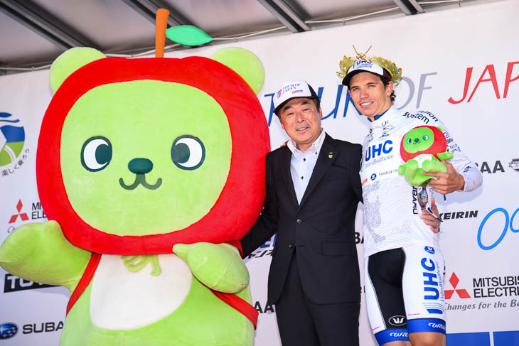 新人賞のダニエルアレクサンデル・ハラミリョ(ユナイテッドヘルスケア)と、長野県PRキャラクター「アルクマ」