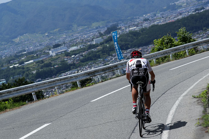 スト5km、逃げる内間康平(ブリヂストンアンカーサイクリングチーム)が下りを攻める