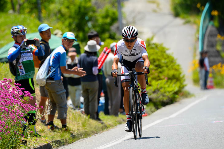 6周目の下りでひとり抜け出した内間康平(ブリヂストンアンカー・サイクリングチーム)