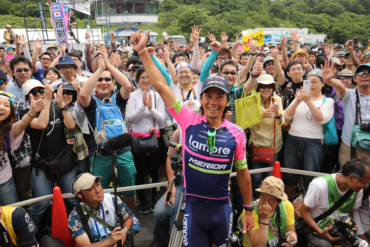 TOJ伊豆ステージ 大勢のファンから祝福を受ける優勝の新城幸也(ランプレ・メリダ)