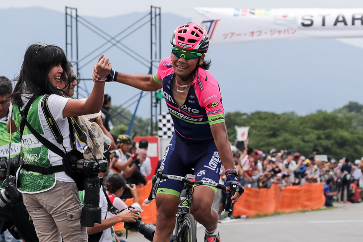 優勝した新城幸也(ランプレ・メリダ)が復活を支えた飯島美和さんとタッチ