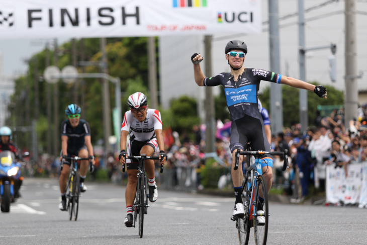 逃げ集団スプリントを制したサム・クローム（アヴァンティ アイソウェイ スポーツ）がステージ優勝