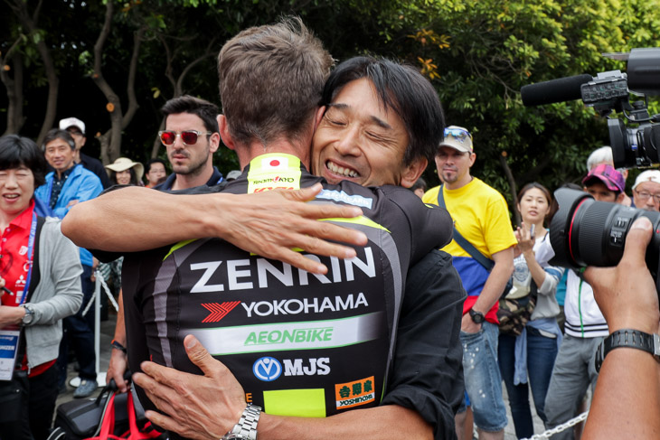 片山右京監督へビッグプレゼントをしたオスカル・プジョル（チーム右京）