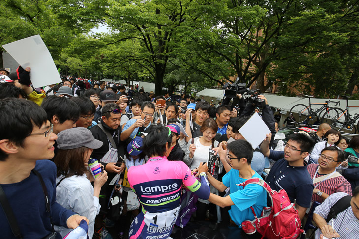 昨ステージで優勝した新城幸也の人気が高く、大勢のファンがサインを求めた