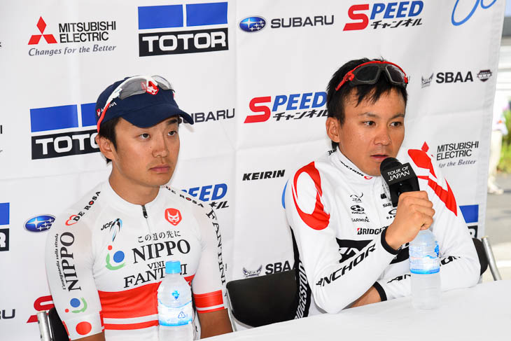 記者会見に臨んだ窪木一茂(NIPPOヴィーニファンティーニ)と内間康平(ブリヂストンアンカー・サイクリングチーム)
