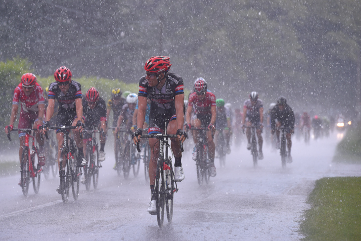 レース中盤にかけて激しい雨が選手たちを濡らした