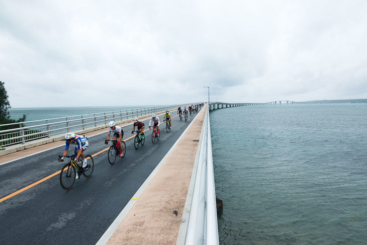 昨年完成したばかりの伊良部大橋を渡る184kmのメイン集団